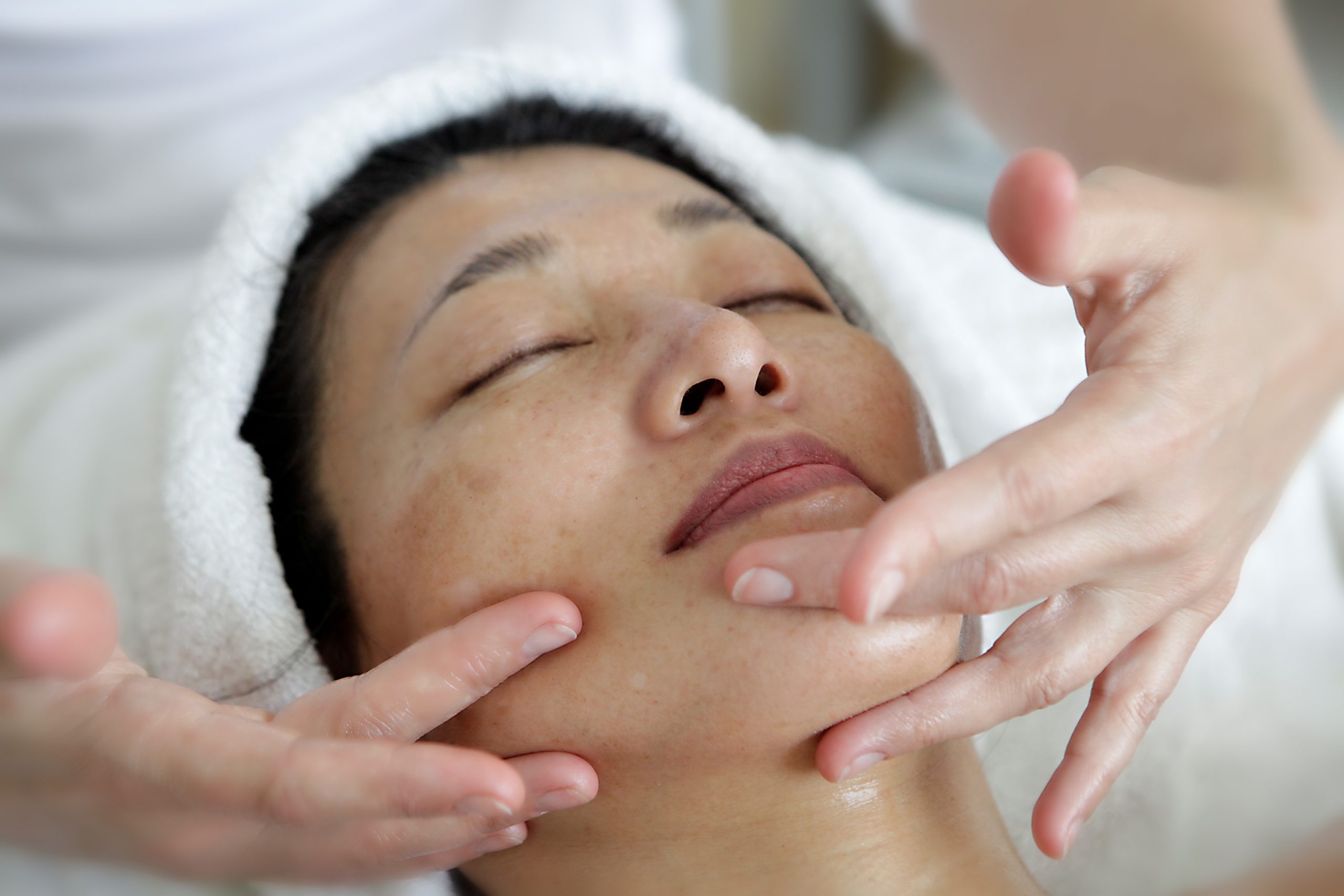 Réveillez votre peau  avec les automassages du visage